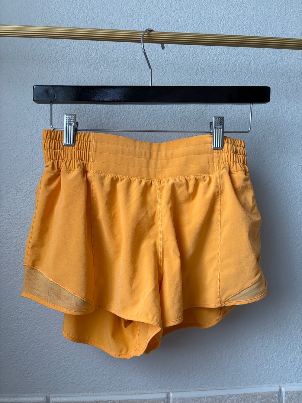 lululemon athletica Women's Golden Orange Run Shorts Hotty Hot 4” - Picture 2 of 2